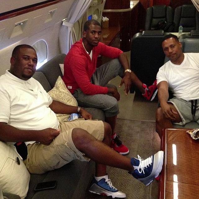 有人跪地不起，有人仰天怒吼（有人屈膝不起，有人仰天长啸）