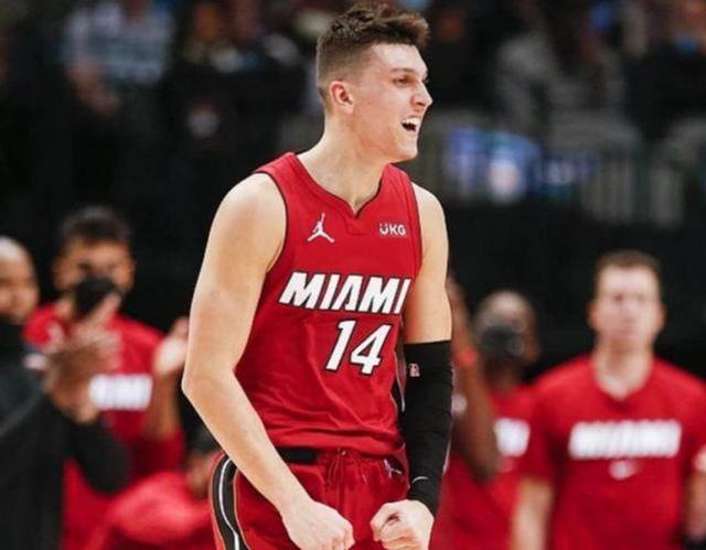 津巴布韦球队首夺联赛冠军，球队老板直接揣25万美元现金奖励球队（津巴布韦球队首次加冕联赛桂冠，老板当场掏出25万美元现金犒军）