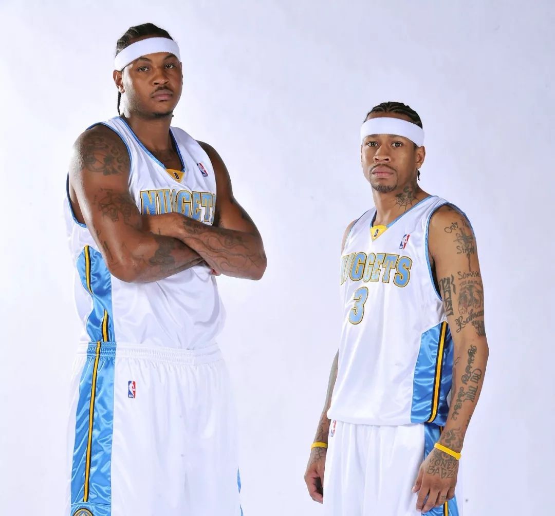 TA：赢球正成为枪手的一种习惯；诺伊尔在定位球防守上很脆弱（TA：阿森纳赢球已成常态；诺伊尔在定位球防守上显脆弱）