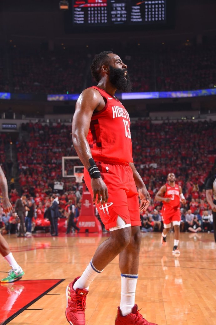 记者：拜仁寄希望于孔帕尼能说服于帕梅卡诺续约留队（记者：拜仁盼孔帕尼出面劝说于帕梅卡诺续约留队）