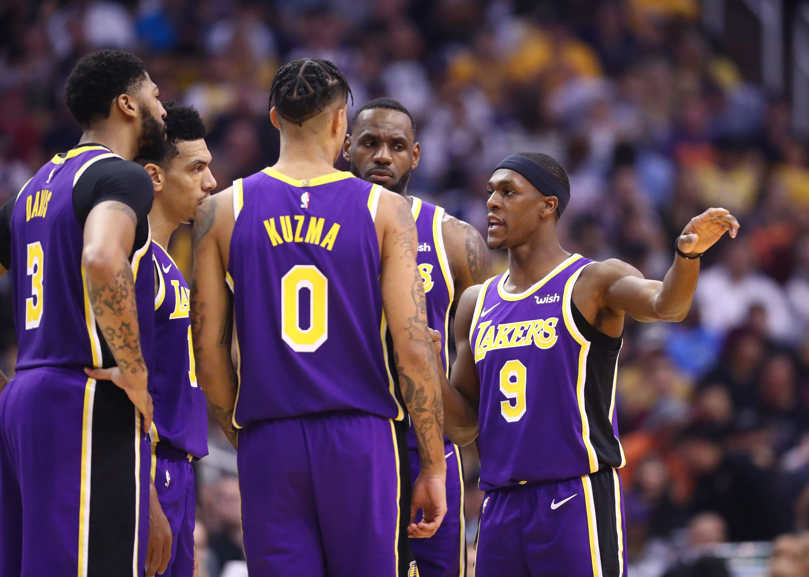 感谢背后的付出，法比奥向国安基地负责洗衣的两位大姐献花（法比奥为国安基地洗衣两位阿姨送花致敬幕后付出）