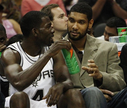 默特萨克、于大宝观战梅州U15vs浙江U15，并与小球员互动（默特萨克与于大宝到场观看梅州U15对阵浙江U15，并与小球员互动交流）