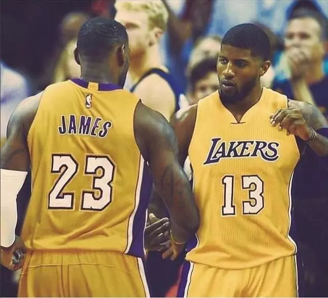 挑起进攻大旗！鲍威尔半场10中5得到16分2篮板1助攻（火力全开！鲍威尔半场10投5中砍下16分外加2篮板1助攻）